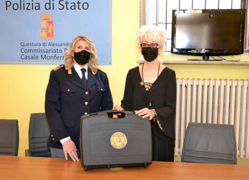 Una valigetta con attrezzatura audio video per raccogliere e registrare le denunce di vittime di violenza